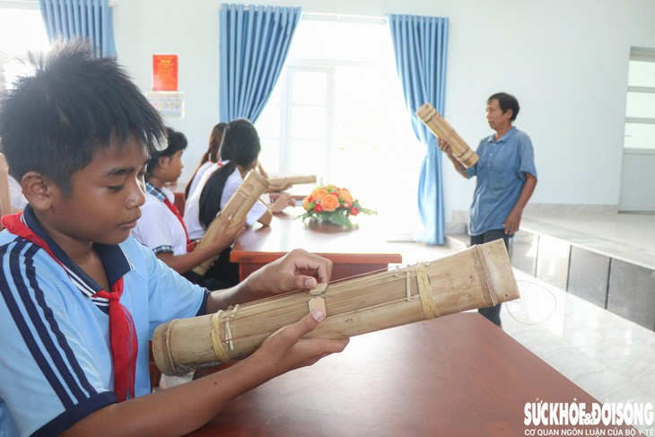 Học sinh Raglai hào hứng học đàn Chapi, gìn giữ ‘đặc sản’ quý- Ảnh 3.