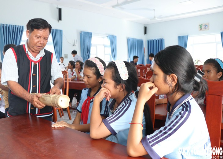 Học sinh Raglai hào hứng học đàn Chapi, gìn giữ ‘đặc sản’ quý- Ảnh 4.