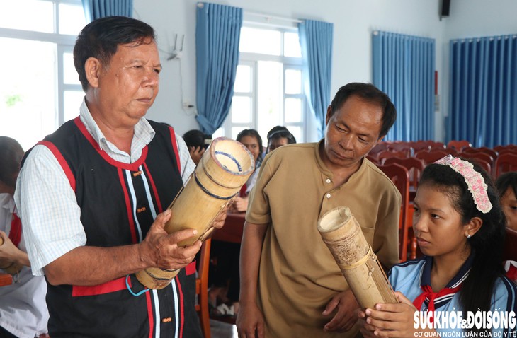 Học sinh Raglai hào hứng học đàn Chapi, gìn giữ ‘đặc sản’ quý- Ảnh 6.
