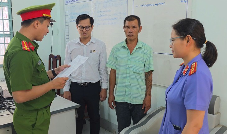 Bắt tạm giam người đàn ông dùng kéo đâm bạn nhậu- Ảnh 1.