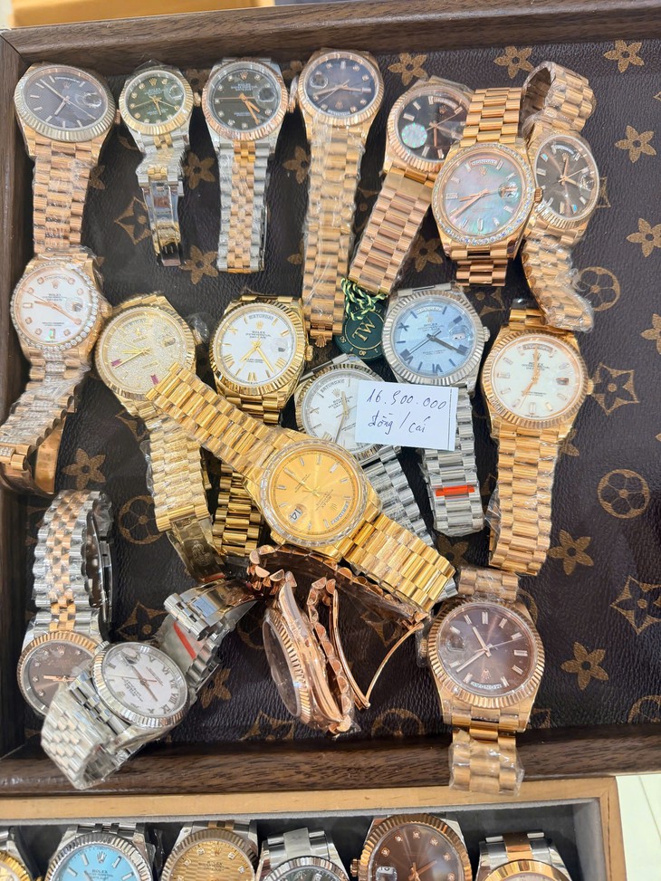 Bắt giám đốc Công ty Dwatch bán đồng hồ, trang sức giả mạo Hermès, Rolex, Cartier - Ảnh 2.