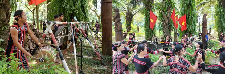 Tiếng cồng chiêng Tây Nguyên kết nối bạn bè năm châu- Ảnh 1.