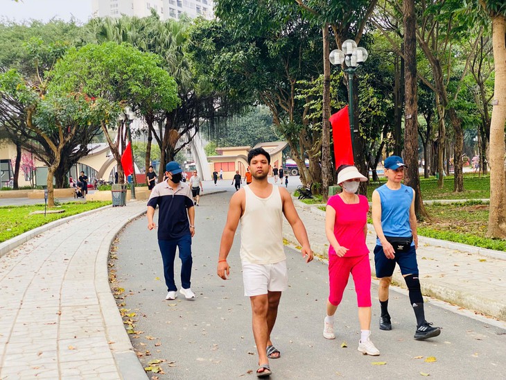 Người trung niên: Vì sao đi bộ chưa đủ chống teo cơ và ổn định đường huyết?- Ảnh 3.