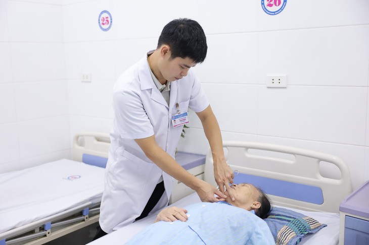 Hành trình phục hồi sau đột quỵ: Từ phụ thuộc đến tự chủ trong sinh hoạt- Ảnh 1.