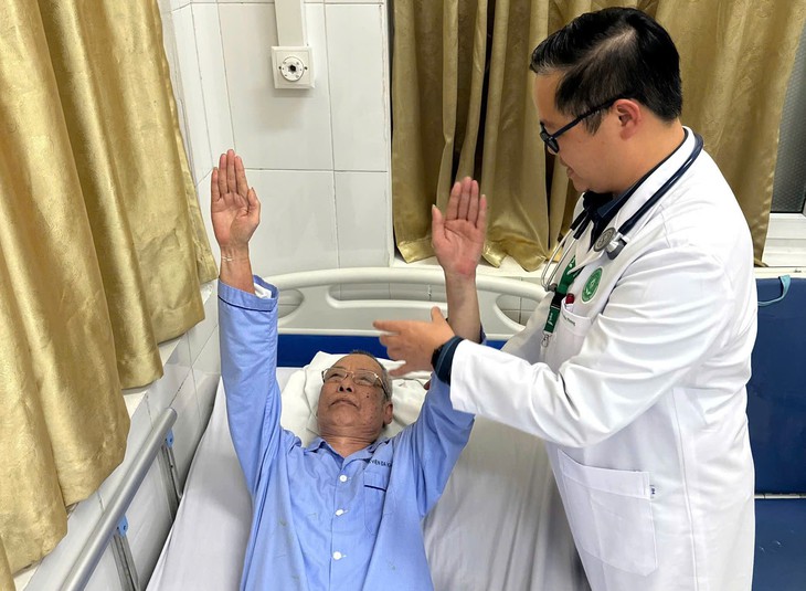 Người ngoài 60 tuổi, muốn tránh đau lưng: Hãy thay đổi một số thói quen hàng ngày - Ảnh 2.