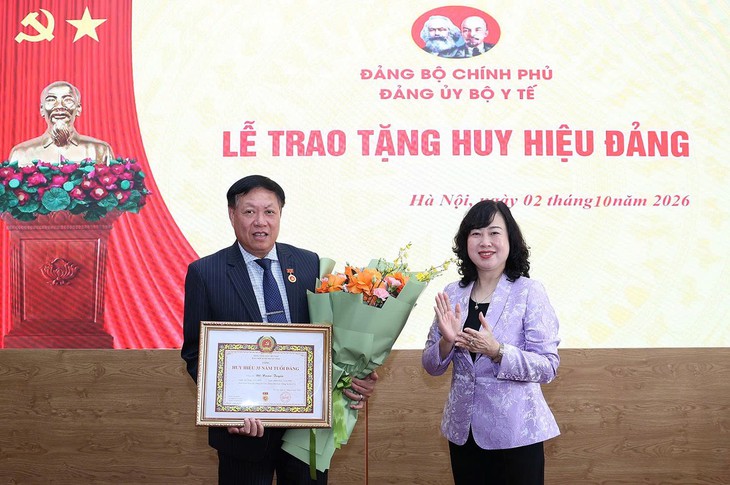 Đảng ủy Bộ Y tế tổ chức trao Huy hiệu 35 năm tuổi Đảng chođồngchíĐỗ Xuân Tuyên  - Ảnh 1.
