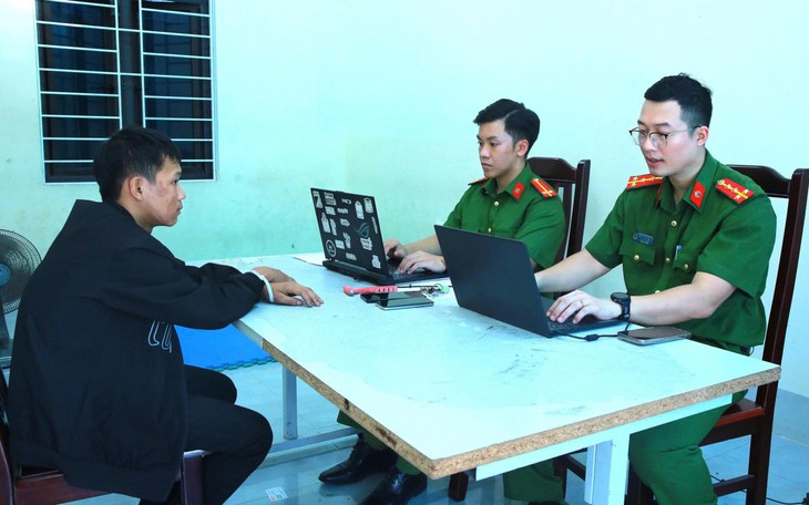 Nghệ An đề xuất thu phí ô tô đỗ tạm trên vỉa hè, lòng đường - Ảnh 2.