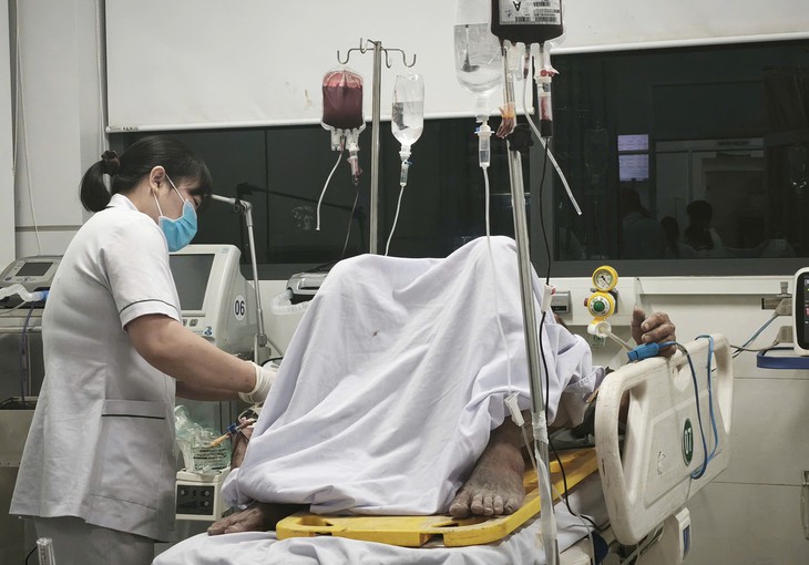 Hai thanh sắt đâm xuyên bụng, bác sĩ 4 chuyên khoa phối hợp cứu chữa - Ảnh 2.