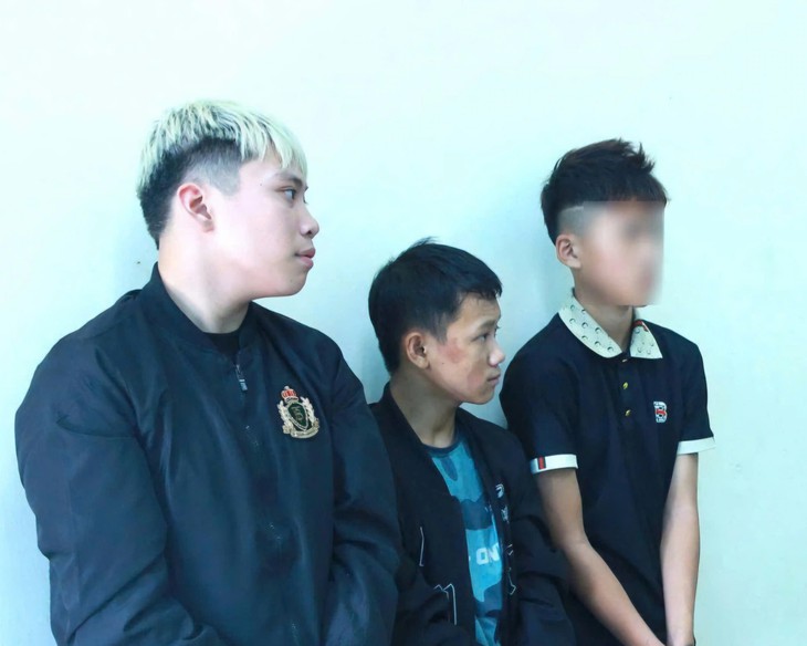 Thủ đoạn của 3 đối tượng đập phá kính hàng loạt ô tô để trộm tài sản- Ảnh 1.