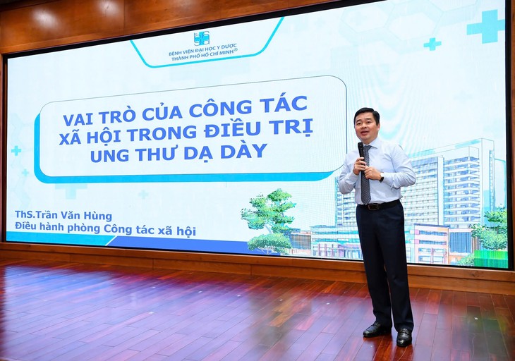 Thạc sĩ Trần Văn Hùng – người lặng thầm làm công tác xã hội giữa bệnh viện - Ảnh 1.