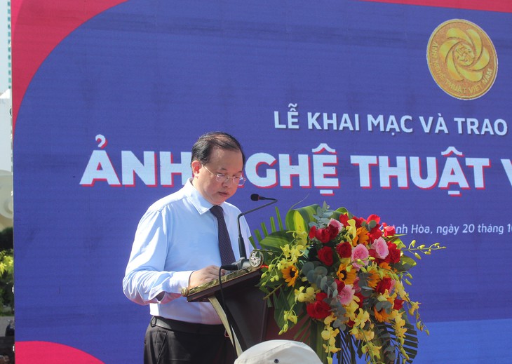 Ấn tượng triển lãm ảnh nghệ thuật Việt Nam bên vịnh Nha Trang - Ảnh 1.