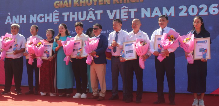 Ấn tượng triển lãm ảnh nghệ thuật Việt Nam bên vịnh Nha Trang - Ảnh 3.