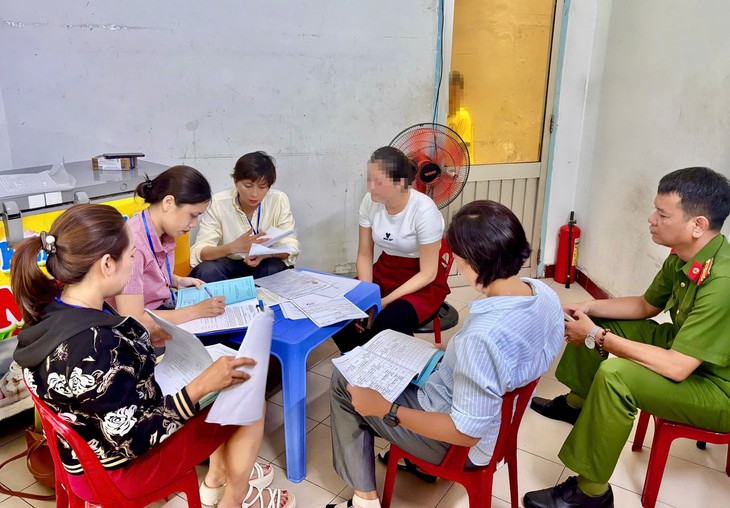 Hàng loạt quán hải sản, cơm gà ở Nha Trang bị xử phạt - Ảnh 1.