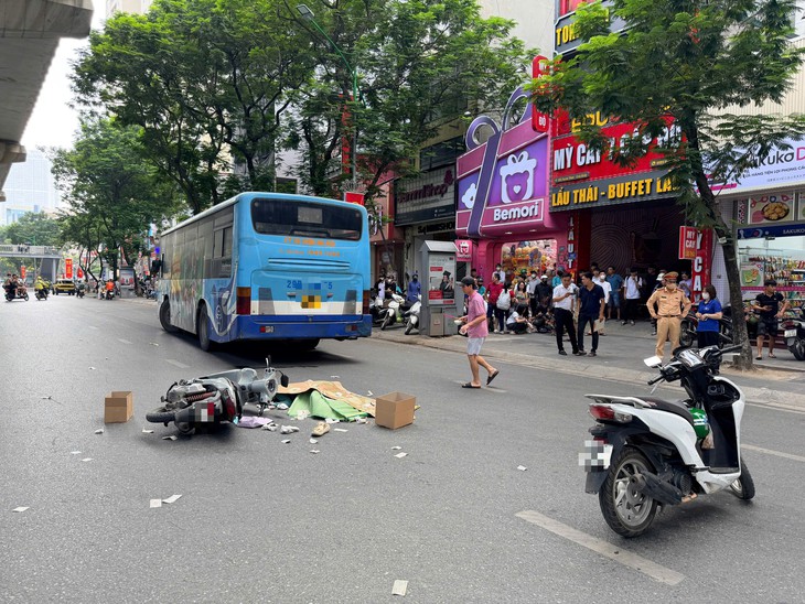 Tai nạn liên hoàn trên đường Xuân Thủy (Hà Nội), cô gái tử vong tại chỗ - Ảnh 1.