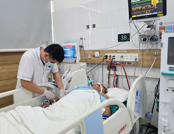 BV Bạch Mai hội chẩn toàn viện cứu 7 nạn nhân ngộ độc khí clo- Ảnh 3.