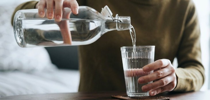 Uống mấy cốc nước mỗi ngày để kiểm soát huyết áp - Ảnh 1.