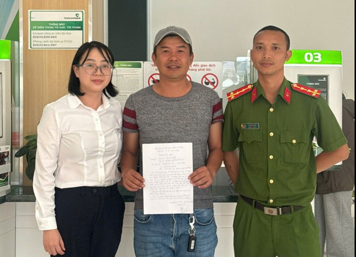 Công an hỗ trợ người đàn ông nhận lại 900 triệu đồng chuyển nhầm - Ảnh 1.