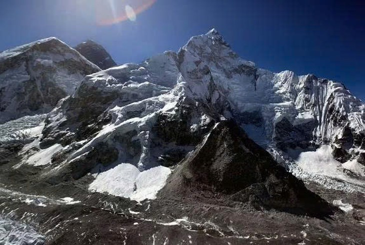 Trái Đất từng có những ngọn núi cao hơn Everest? - Ảnh 1.