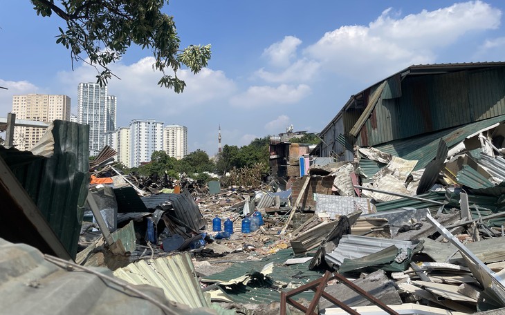 Cháy nhà 5 tầng lúc rạng sáng ở Hà Nội, 13 người thoát nạn - Ảnh 2.