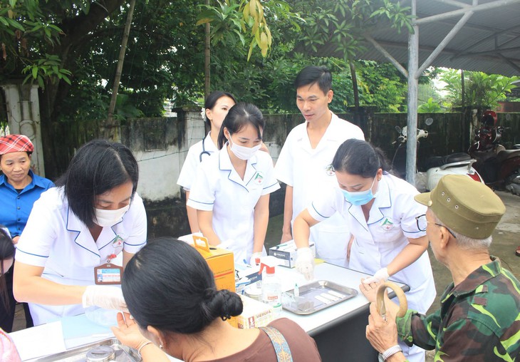 Khám sức khỏe định kỳ 'lá chắn' bảo vệ sức khỏe cộng đồng từ sớm, từ xa - Ảnh 1.