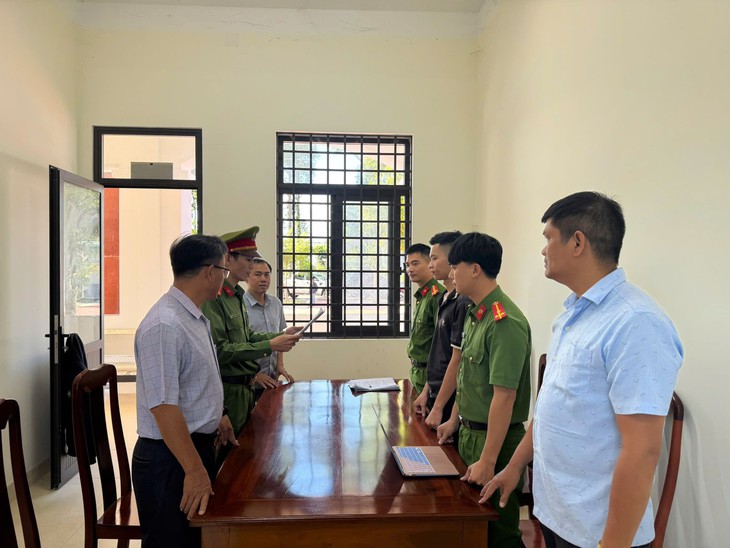 Khởi tố, bắt tạm giam tài xế taxi tông công nhân môi trường trọng thương - Ảnh 1.