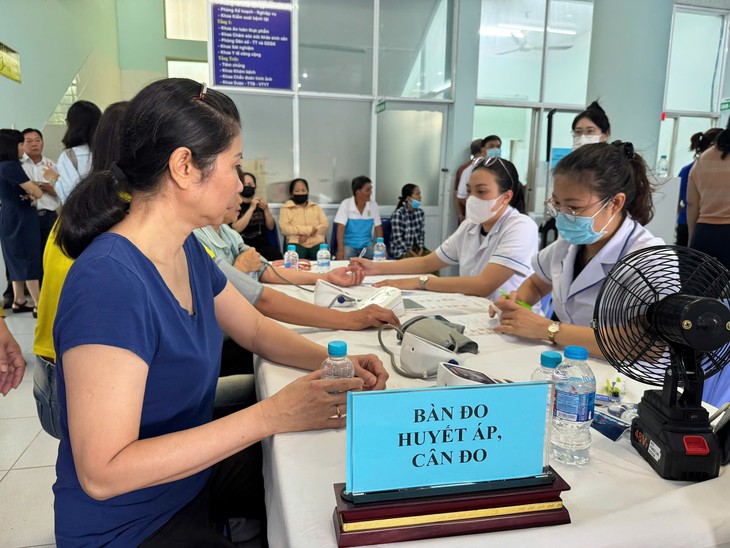 Người chưa đăng ký thường trú, tạm trú tại TPHCM vẫn được khám sức khỏe miễn phí- Ảnh 1.