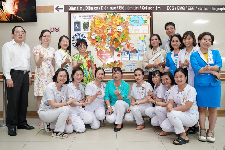 Thạc sĩ Lê Thị Anh Hoa, người điều dưỡng chọn đứng phía sau người bệnh - Ảnh 1.