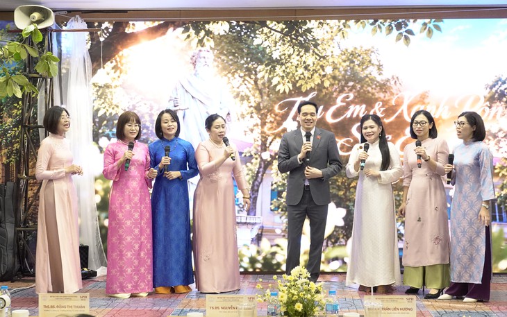 Tôn vinh vẻ đẹp phụ nữ ngành Y giữa sắc thu Hà Nội- Ảnh 1.
