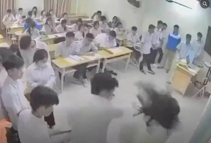Vụ nam sinh lớp 12 đánh cô giáo gãy xương cánh mũi: Lằn ranh nào cho bạo lực học đường?- Ảnh 2.