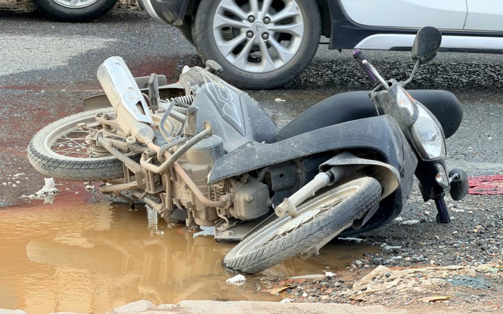 Xe cộ chật vật  né 'ổ gà, ổ voi’ trên quốc lộ 6 -  nơi vừa có người tử vong vì tai nạn- Ảnh 1.