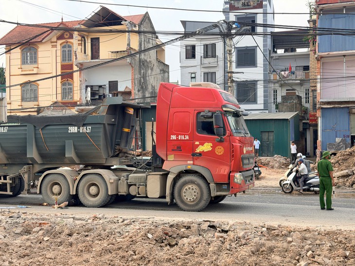 Nam thanh niên tử vong sau khi xe máy lao vào ổ gà trên Quốc lộ 6- Ảnh 2.