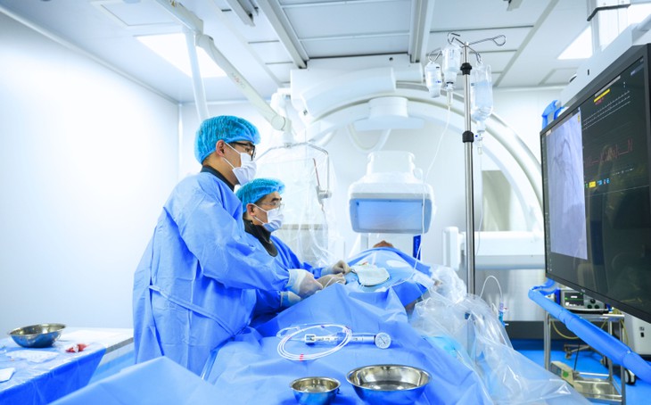 Nghẹt thở giành sự sống cho du khách nước ngoài 3 lần ngừng tim- Ảnh 1.