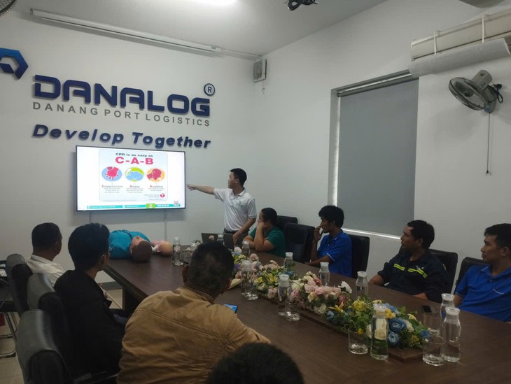 Bác sĩ trẻ nhiệt huyết nâng cao kỹ năng sơ cứu cộng đồng, đam mê sống đẹp - Ảnh 2.
