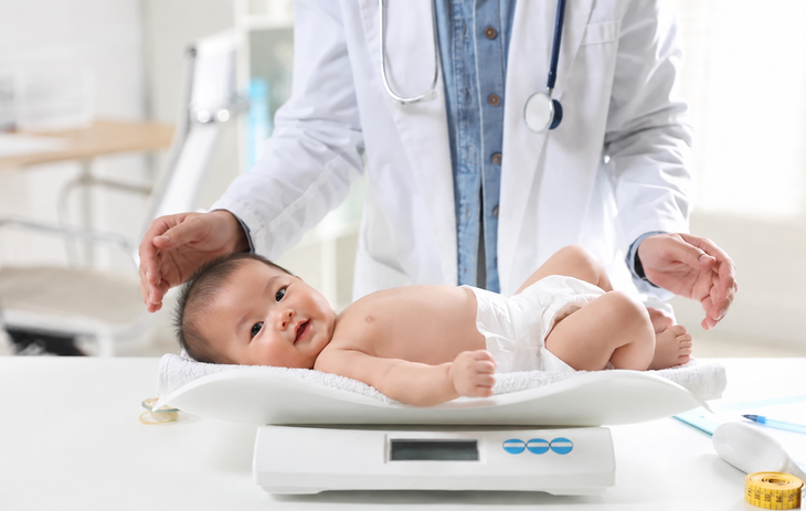 Trẻ tăng bao nhiêu cân trong năm đầu đời là đạt chuẩn tăng trưởng? - Ảnh 1.