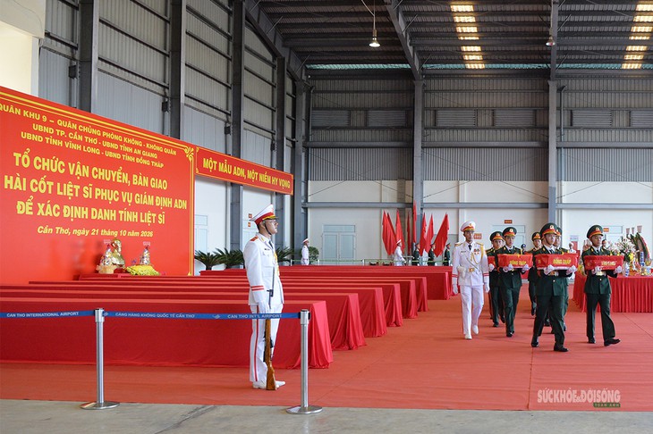 Chuyến bay mang theo hy vọng tìm lại tên những liệt sĩ- Ảnh 1.