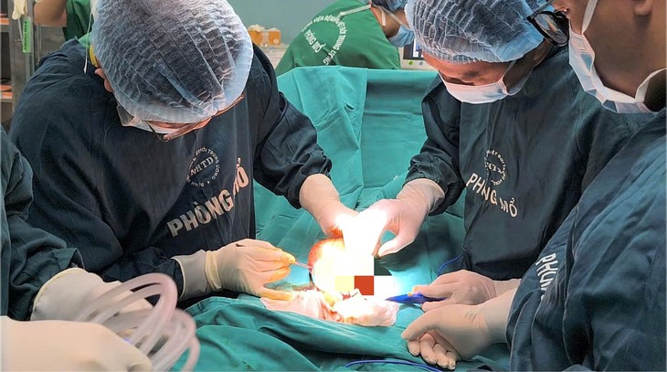 Đeo vòng kim loại tăng kích thước vùng kín, nam thanh niên suýt hoại tử tinh hoàn- Ảnh 1.