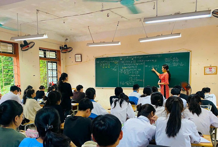 Vì sao Bộ GD&ĐT đề xuất tăng tiết dạy của giáo viên phổ thông?- Ảnh 1.