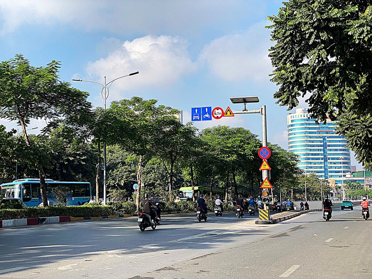 Gần 70 xe máy lấn làn ô tô trong 1 phút tại hầm Kim Liên- Ảnh 2.