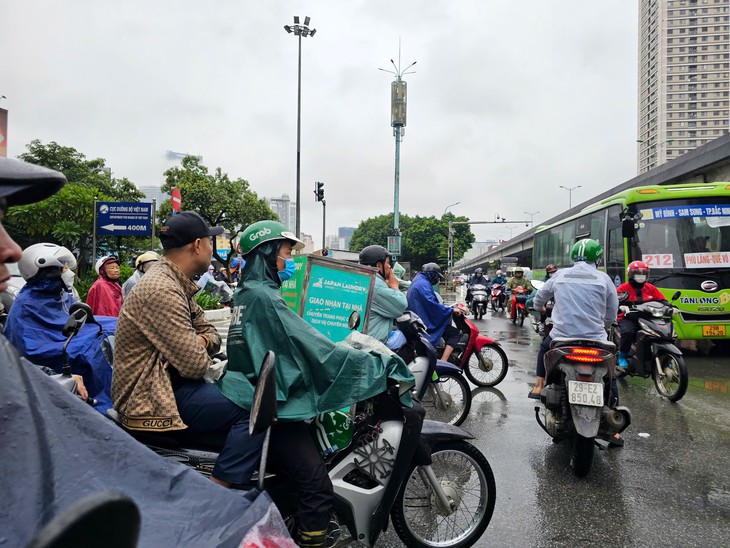 Hà Nội đón mưa dông giải nhiệt nắng nóng dài ngày- Ảnh 1.