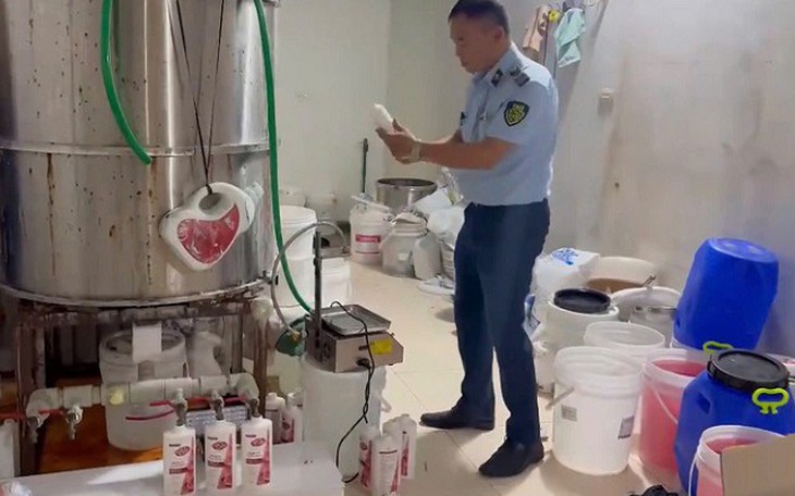 Hàng giả trên Shopee, Zalo: Ai chịu trách nhiệm khi người mua bị thiệt hại? - Ảnh 3.