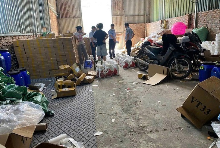 Phát hiện cơ sở sản xuất OMO, Lifebuoy giả, rao bán trên Shopee và Zalo- Ảnh 1.