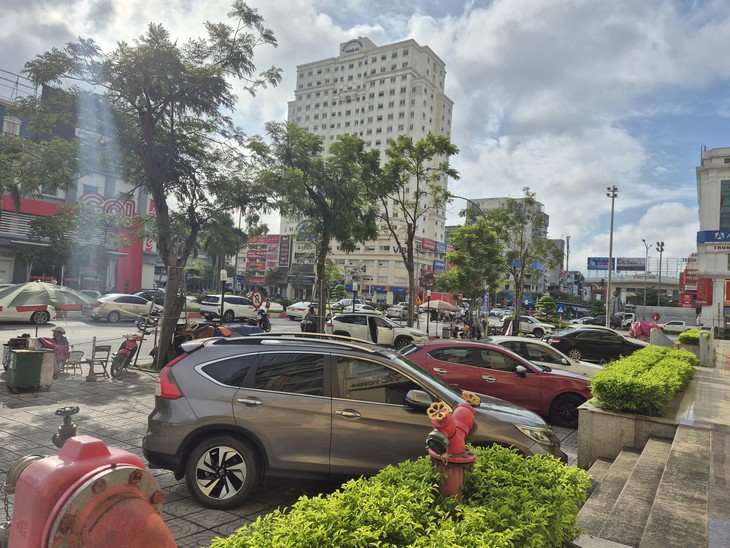 Nghệ An đề xuất thu phí ô tô đỗ tạm trên vỉa hè, lòng đường - Ảnh 2.