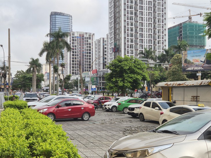 Nghệ An đề xuất thu phí ô tô đỗ tạm trên vỉa hè, lòng đường - Ảnh 3.