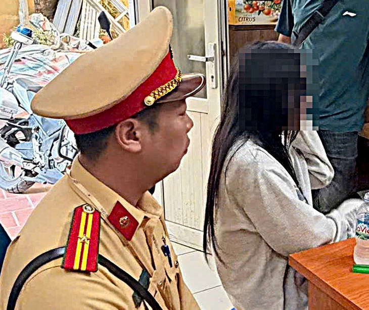 Kịp thời ngăn cô gái có ý định nhảy cầu Long Biên- Ảnh 2.