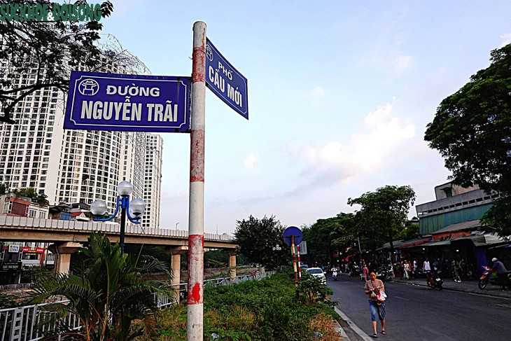 Biển cấm bị phớt lờ, chợ tự phát vẫn họp trên phố Cầu Mới, Đống Đa- Ảnh 2.