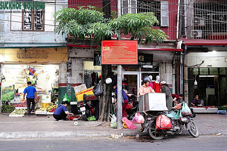 Biển cấm bị phớt lờ, chợ tự phát vẫn họp trên phố Cầu Mới, Đống Đa- Ảnh 3.