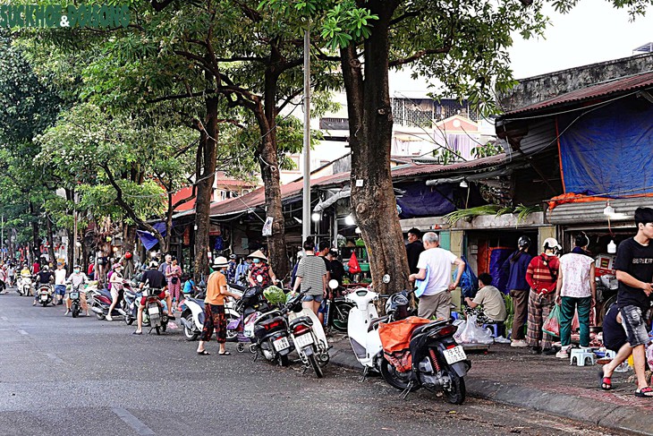 Biển cấm bị phớt lờ, chợ tự phát vẫn họp trên phố Cầu Mới, Đống Đa- Ảnh 4.