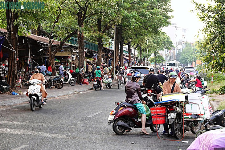 Biển cấm bị phớt lờ, chợ tự phát vẫn họp trên phố Cầu Mới, Đống Đa- Ảnh 5.