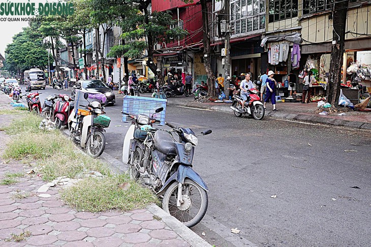 Biển cấm bị phớt lờ, chợ tự phát vẫn họp trên phố Cầu Mới, Đống Đa- Ảnh 6.