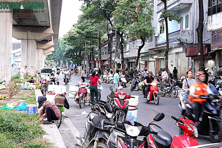 Biển cấm bị phớt lờ, chợ tự phát vẫn họp trên phố Cầu Mới, Đống Đa- Ảnh 7.